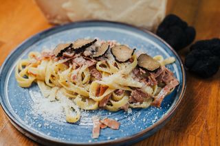 Tagliatelle cu prosciutto crudo si trufe 