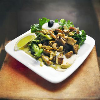 Пилешки късчета с броколи и къри