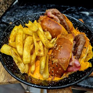 Burger la tigaie cu sos chedar