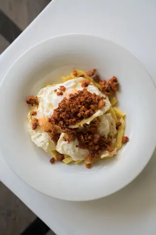Huevos rotos con picadillo De Santulaya
