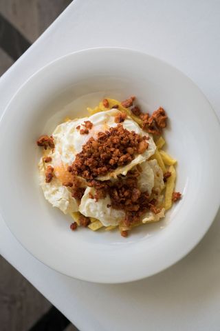 Huevos rotos con picadillo De Santulaya