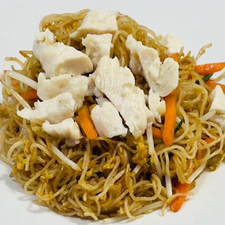 106 Spaghetti di riso con pollo e verdure miste