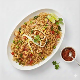 Noodles saltati con verdure, uova e pollo