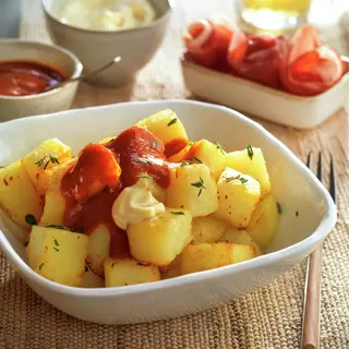 Ración de patatas bravas y alioli