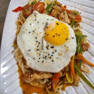 Wok udon noodles de pollo y huevo