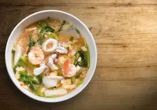 Zuppa di polpa di granchio e asparagi
