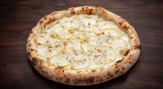 Піца з грушею та дор-блю