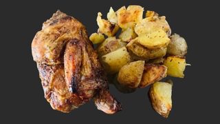 Mezzo pollo allo spiedo con patate al forno