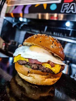 AMERICAN BACON AND EGG CHEESEBURGER 320GR