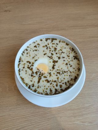 Żurek z jajkiem i kiełbasą