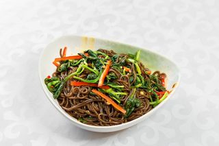 Гречневая соба со шпинатом