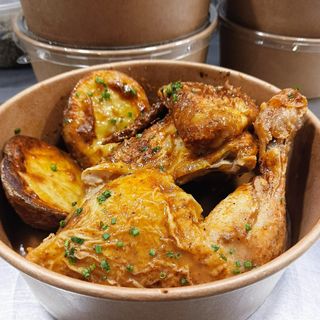  Medio pollo asado con dos medias patatas y bien de salsita para untar pan