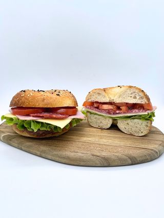 Bagel cu șuncă și salam