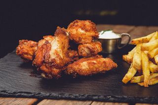 Aripioare de pui crocante cu sos de usturoi 350 g 