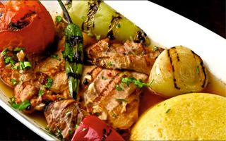 Saramura de pui cu mamaliga si ardei iute