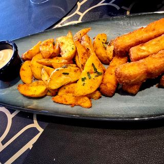 Halloumi sticks/cartofi cu parmezan si chilly si sos de usturoi