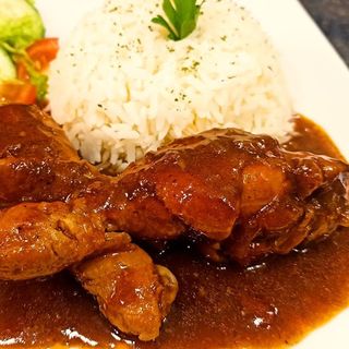 Pollo a la Coca Cola +arroz y patata y bebida a elegir 