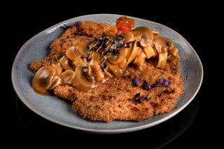 Snitel de porc cu ciuperci, paste proaspete si piper rosu