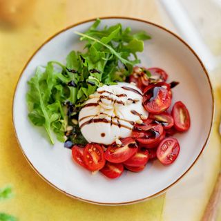 Салат с бурратой