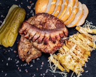 Ceafă țigănească cu slănină și cartofi prăjiți cu cascaval