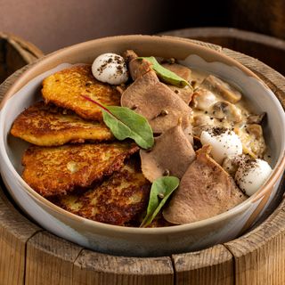 Деруни з яловичим язиком та вершково - грибним соусом (200/90/50 г)