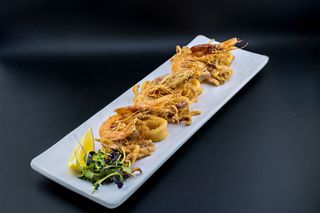 Frittura di gamberi e calamari.