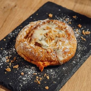 Ensaimada balear de sobrasada, gorgonzola y miel