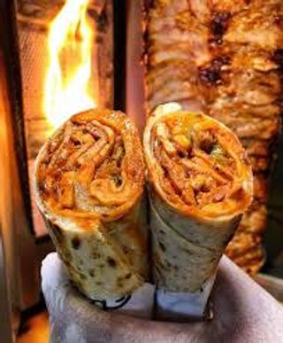 Lahmacun Mixto Con Ensalada Y Queso