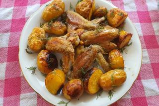 А11 Пилешки крилца(5бр.) и пържени картофи на кубчета