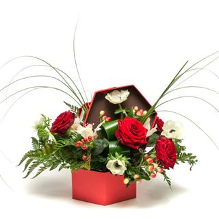 Aranjament din trandafiri, margarete, frezie, hipericum