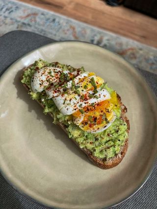 Tostadas con aguacate y huevo