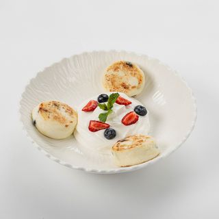 Сырники со сливочным соусом и ягодами