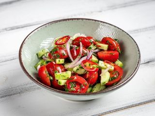 Салат зі свіжих овочів із червоною цибулею (250g)