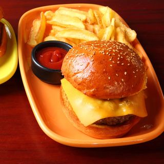 Cheese Burger Con Patatas Fritas