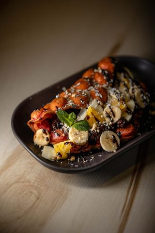 Гонконгські вафлі з шоколадним кремом та фруктами