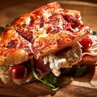 FOCACCIA PARMIGIANA Y ALBONDIGAS