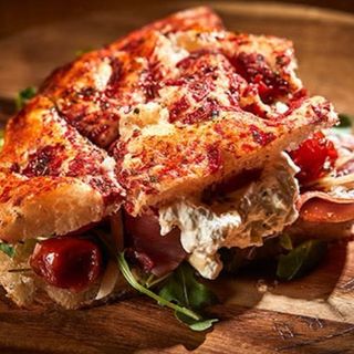 FOCACCIA PARMIGIANA Y ALBONDIGAS