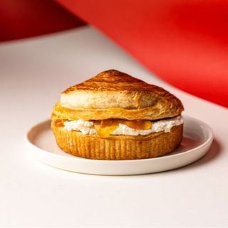 Bułeczka francuska - wędzony twaróg + konfitura morelowa