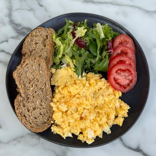 Huevos rrevueltos con salmon/Scrambled eggs with salmon