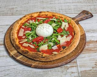 Pizza burrata con pomodoro, scaglie di parmigiano e fucola