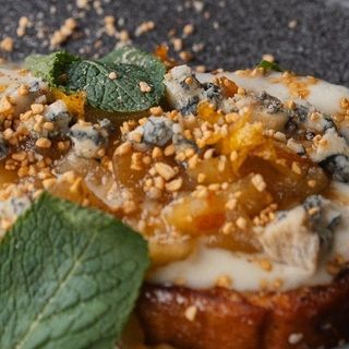 Френч тост з дор-блю та грушевим джемом