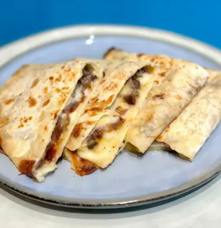 Quesadilla De Pollo A La Plancha