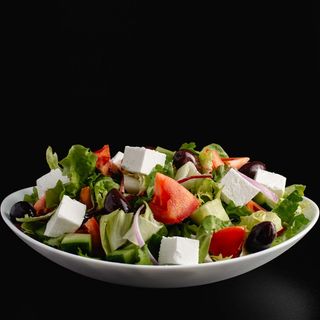 Salată  Grecească cu piept de pui