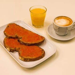 Desayuno Tostadas Hogaza Masa Madre con Tomate Natural y AOVE