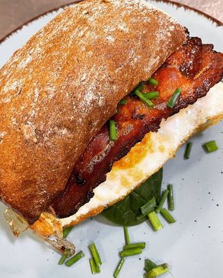 Ciabatta pełnoziarnista z jajkiem sadzonym bekonem i szpinakiem