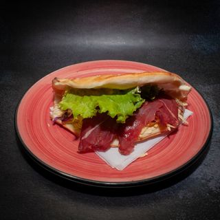 Sendvič suho meso u pizza tijestu