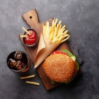 Menú Hamburguesa De Pollo Y Queso De Cabra