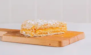 Fatia de bolo de massa folhada