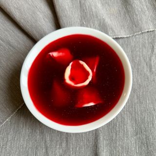 Barszcz czerwony z uszkami z mięsem