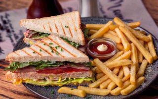 Club Sandwich & cartofi cu parmezan si usturoi